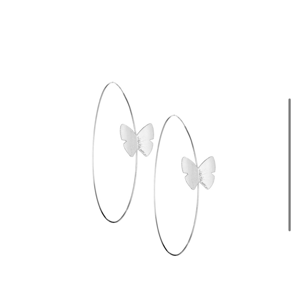 Evelyn Lazado 4″ Tube Hoop Earrings
White Gold tone
Nickel-free
